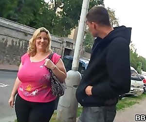 Mature with Huge Tits and a Huge Ass gets pickpocketed!